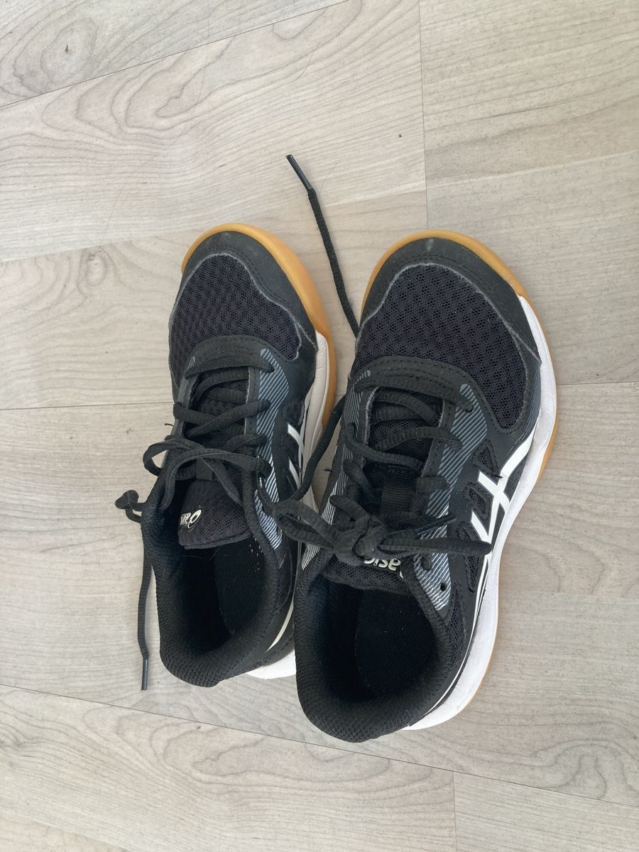 Asics Herrenschuhe: Turnschuh Asics 32 – Gebraucht aus Amden von Karplusan 1