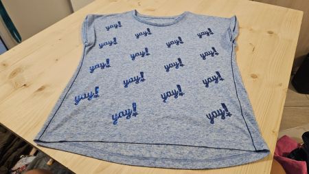 Sommerliches T-Shirt Gr. 134/140 mit Pailletten-Schriftzug