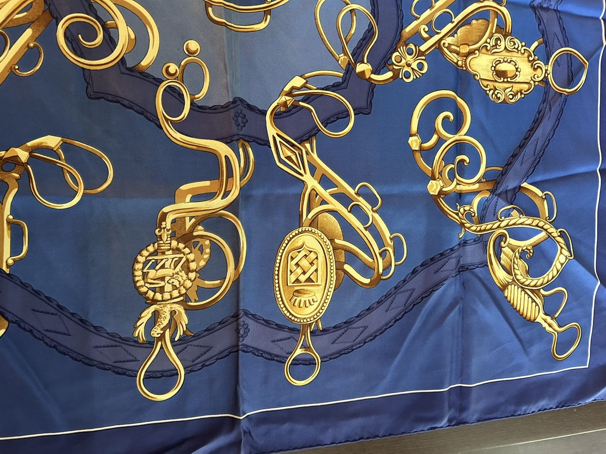 Hermès Foulards & écharpes: Carré Hermès modèle "Profil Sellier". – D'occasion à Bubendorf par Chantal4416 7