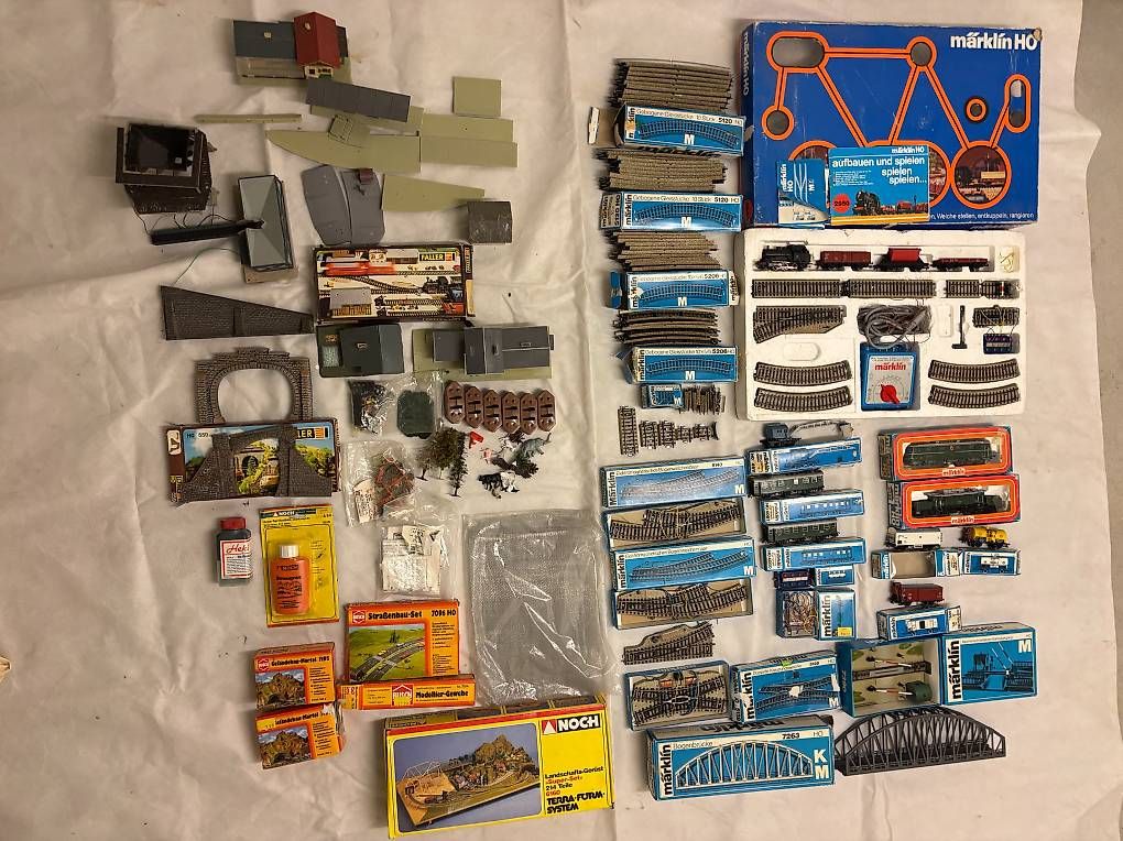 Märklin Modellini di ferrovie: Märklin H0 Set mit vielen Teilen – Usato da Lachen SZ venduto da adinaho