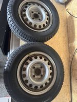 Zwei Felgen mit Reifen für Anhänger 