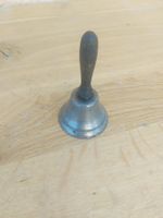 Glocke mit Holzgriff, Tischglocke / Klingel, Silber,