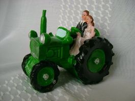 Dekoration Hochzeitstorte Brautpaar im Traktor Tortenfigur