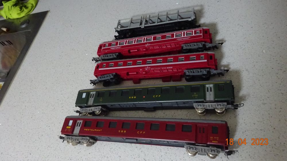 Lot De Wagons Trains Miniatures : 1 Wagon Voyageurs Gégé + 1 Marchandises Lima - État D'usage, Occasion