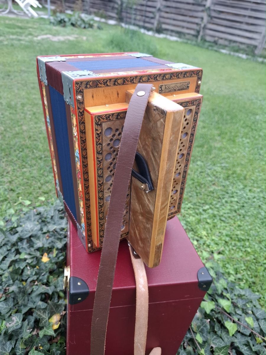 Instruments de musique: Nussbaumer Schwyzerörgeli – D'occasion à Domdidier par HA92 8