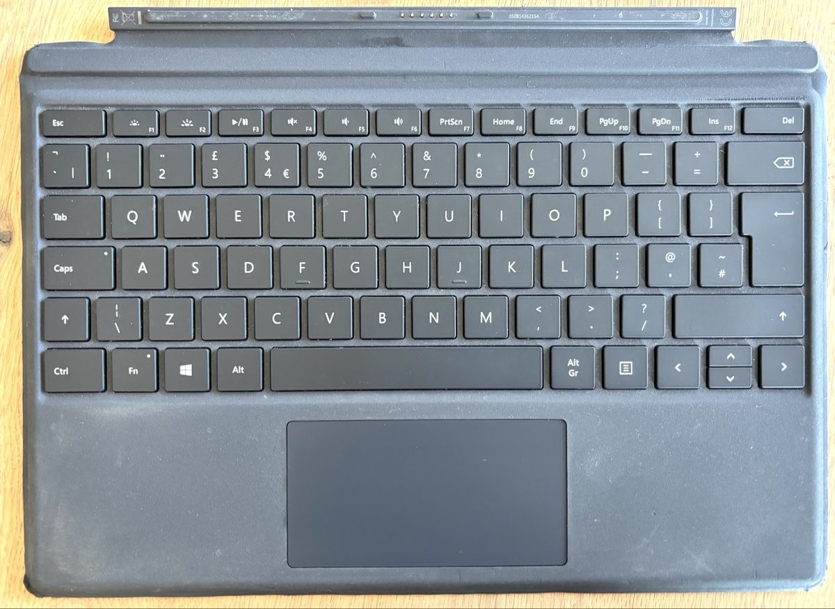 Microsoft Tastaturen: Surface Pro Keyboard British Layout QWERTY – Gebraucht aus Basel von