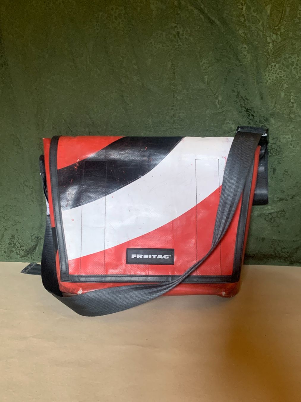 Freitag Altro in  Abbigliamento & Accessori: F13 Top Cat Freitag red messenger bag – Usato da Chalais venduto da Decoarts.art 1