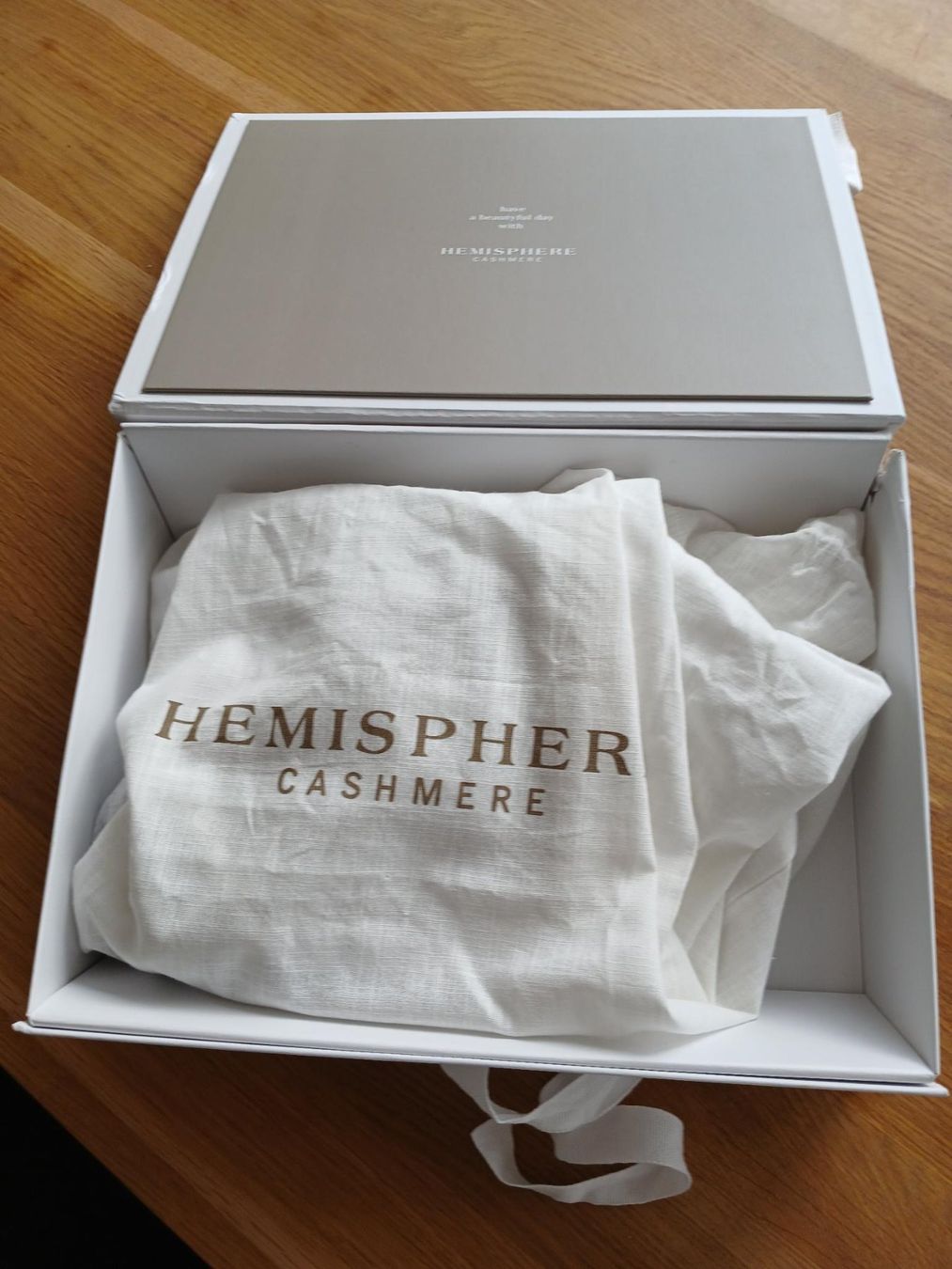 Hemisphere Foulard & Sciarpe: Hemisphere Kaschmirtuch/Kaschmirschal – Nuovo e nell'imballaggio originale da Winterthur venduto da GiuliaCatalina 1