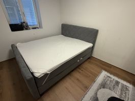 Boxspringbett mit Kopfteil in Grau, fast neuwertig