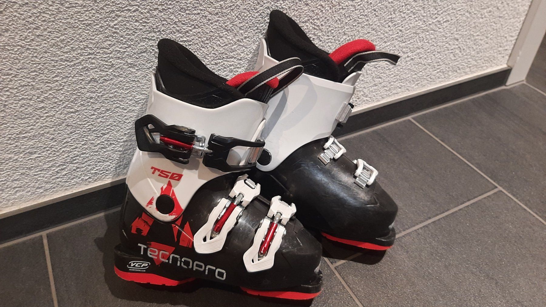 Scarpe per ragazzi: TecnoPro Skischuhe Kinder Gr.30 – Usato da Rothenthurm venduto da DS12A