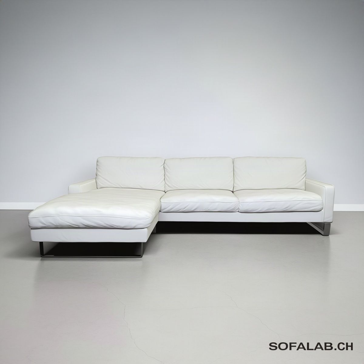 Sofas: Weißes Ecksofa aus echtem Rindsleder, verchromte Beine – Gebraucht aus Fehraltorf von Sofalab.swiss