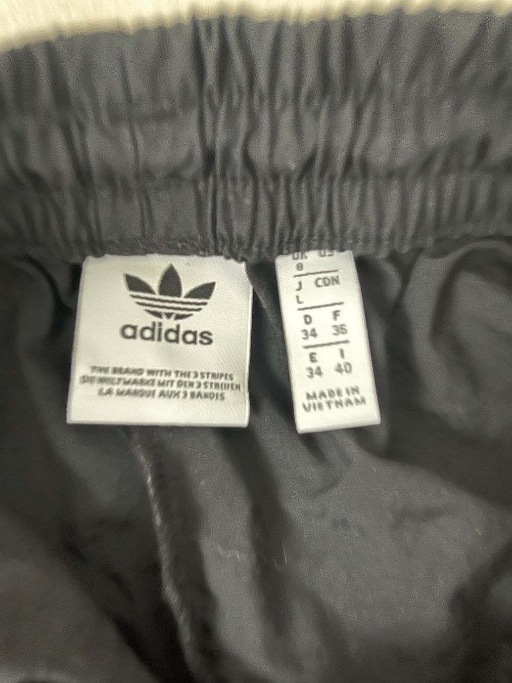 Adidas Pantaloni: Original Adidas Jogginghose Gr UK 8/EU34 – Nuovo (secondo la descrizione) da Luzern venduto da Sono2 4