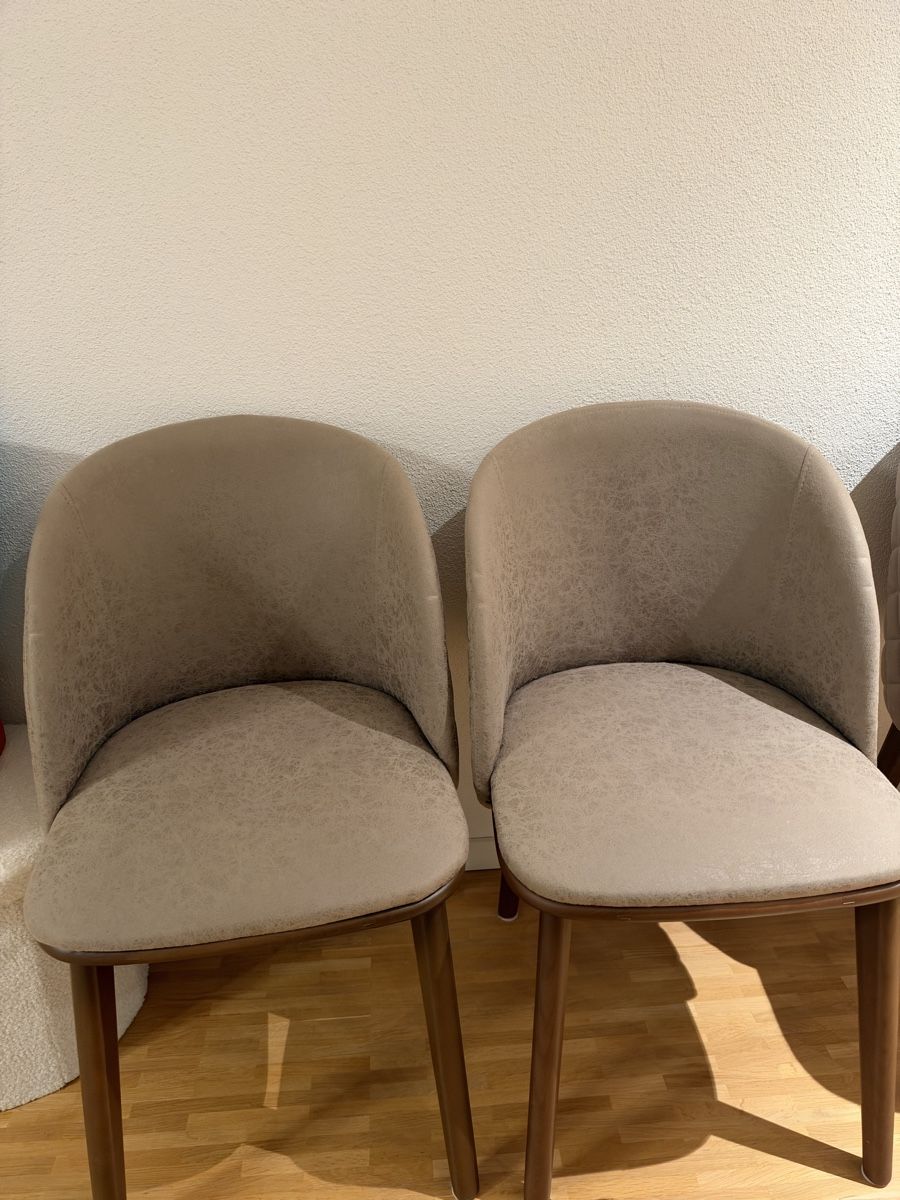 Stühle: Essstühle – Neu (gemäss Beschreibung) aus Volketswil von G.GK 1