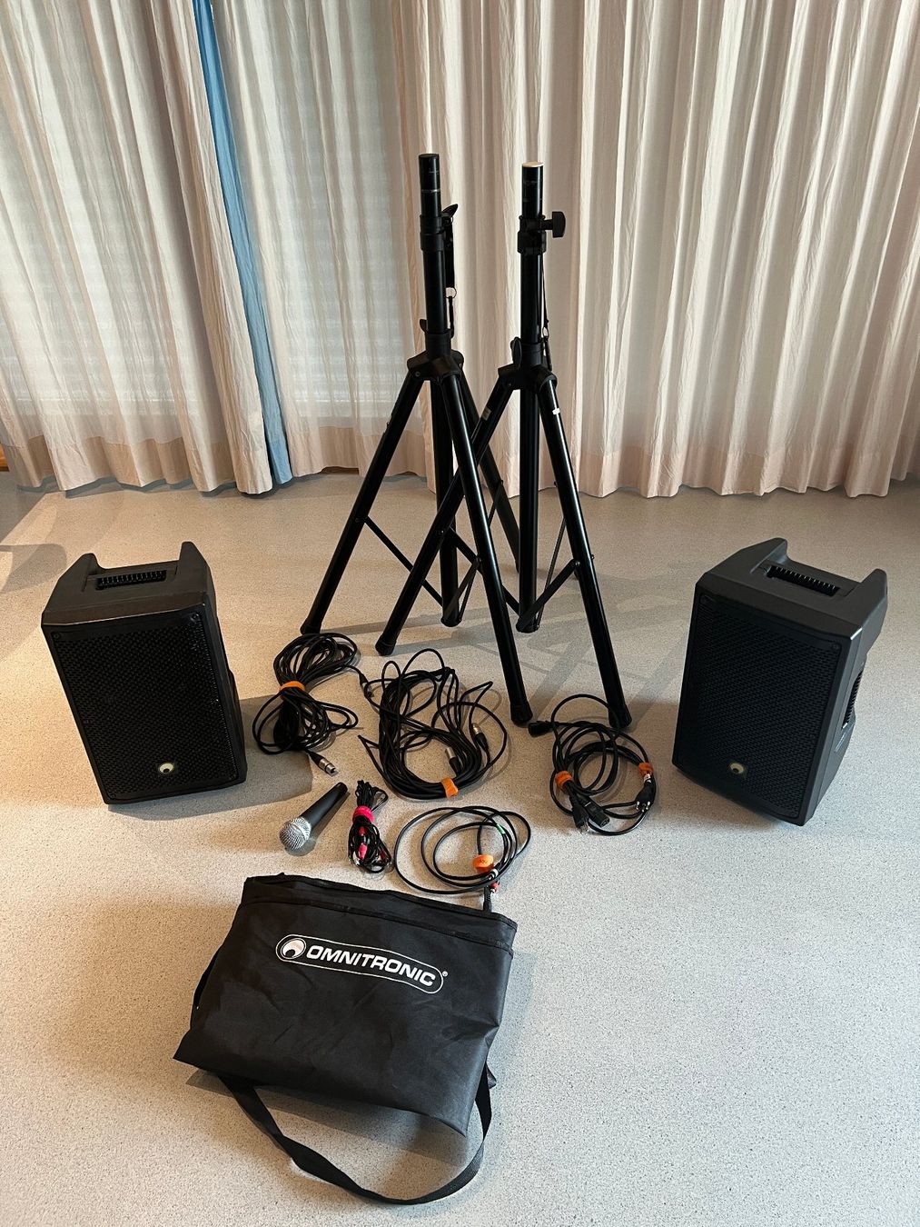 Casse acustiche: Lautsprecher Set Omnitronic mit Stativen, gebraucht – Usato da Ruschein venduto da Libellus