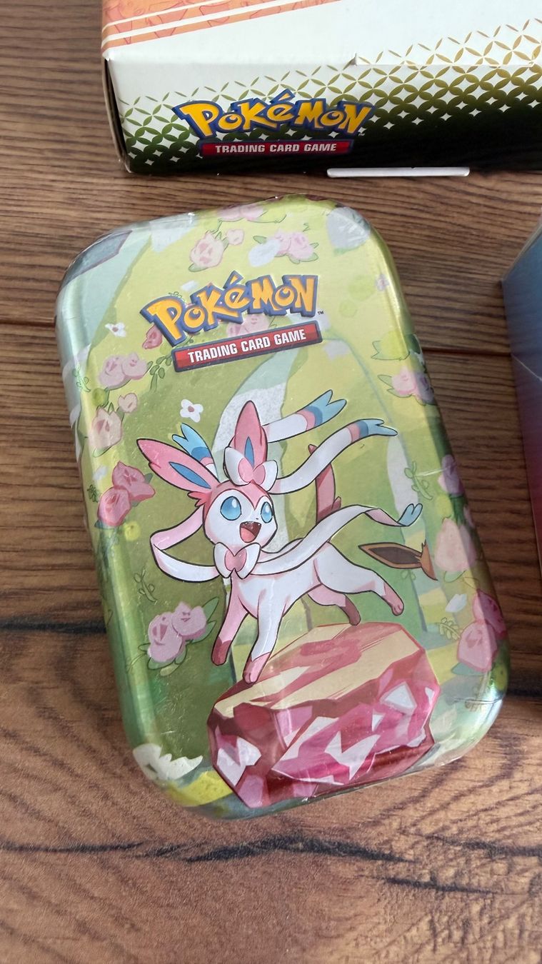 Pokémon Carte collezionabili: 🇬🇧Prismatic Evolutions collection bundle/pouch/sticker/tin – Nuovo e nell'imballaggio originale da Basel venduto da rup_r2m2 1