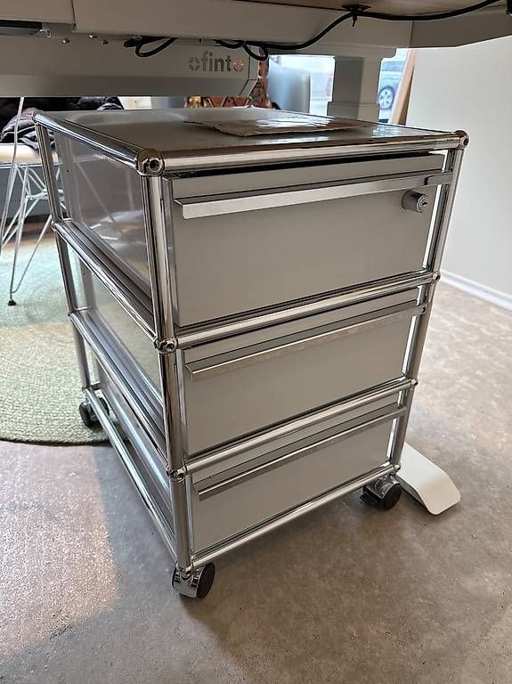 USM Banconi: USM Haller Rollcontainer, lichtgrau - super Zustand – Usato da Zürich venduto da ortigia