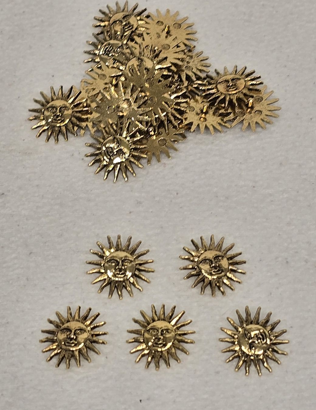 Ciondoli: Goldene Sonne Ziereile -  PIN – Nuovo (secondo la descrizione) da Oberwil-Lieli venduto da Filu55 2