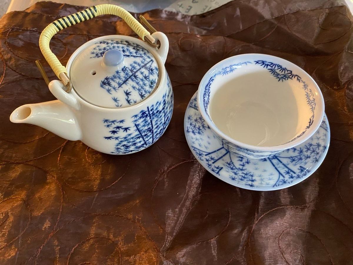Set di piatti: Schöne Teekanne mit Tasse & Untertasse – Usato da Murgenthal venduto da anmedlung