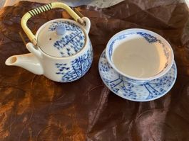 Schöne Teekanne mit Tasse & Untertasse