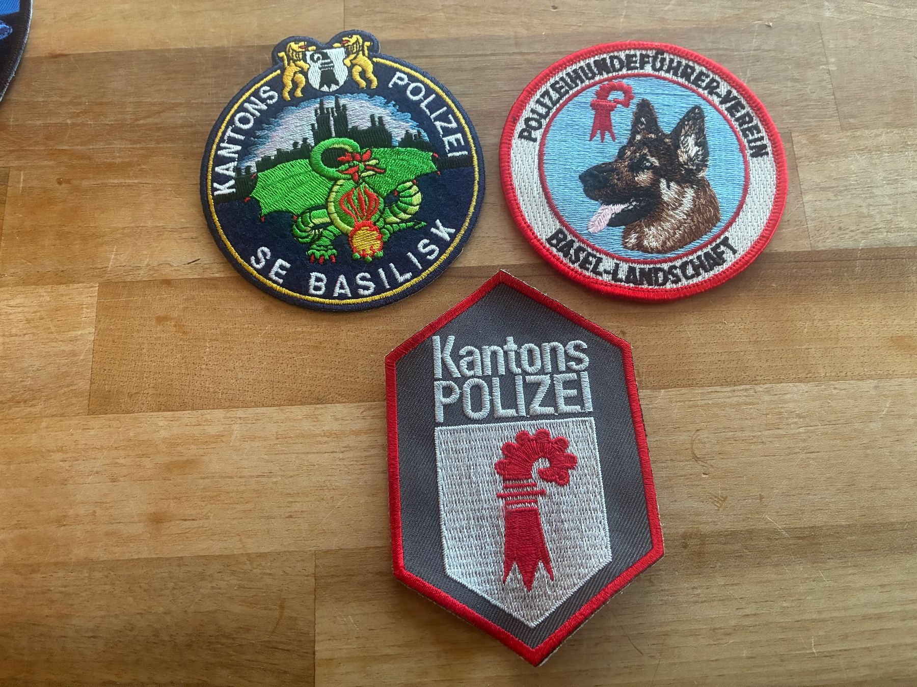 Toppe: 3x Patch Kantonspolizei Basel – Usato da Oberiberg venduto da stab