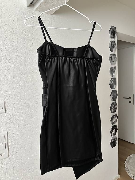Vestiti: Schwarzes Kleid in Lederoptik, Gr. S – Usato da Tübach venduto da AldinaHuskic 1