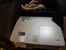 Das ist ein NEC NP40 – ein tragbarer LCD-Projektor/Beamer vo