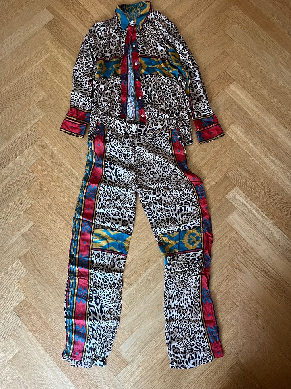 Lots de vêtements: Leoparden Set Hemd & Hose – D'occasion à Zürich par bretxo