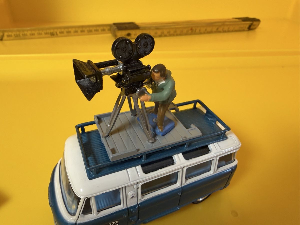 Corgi Toys Voitures modèles: Corgi Commer Bus 2500 Series Camera Man MIB – D'occasion à Evionnaz par eriba430 3