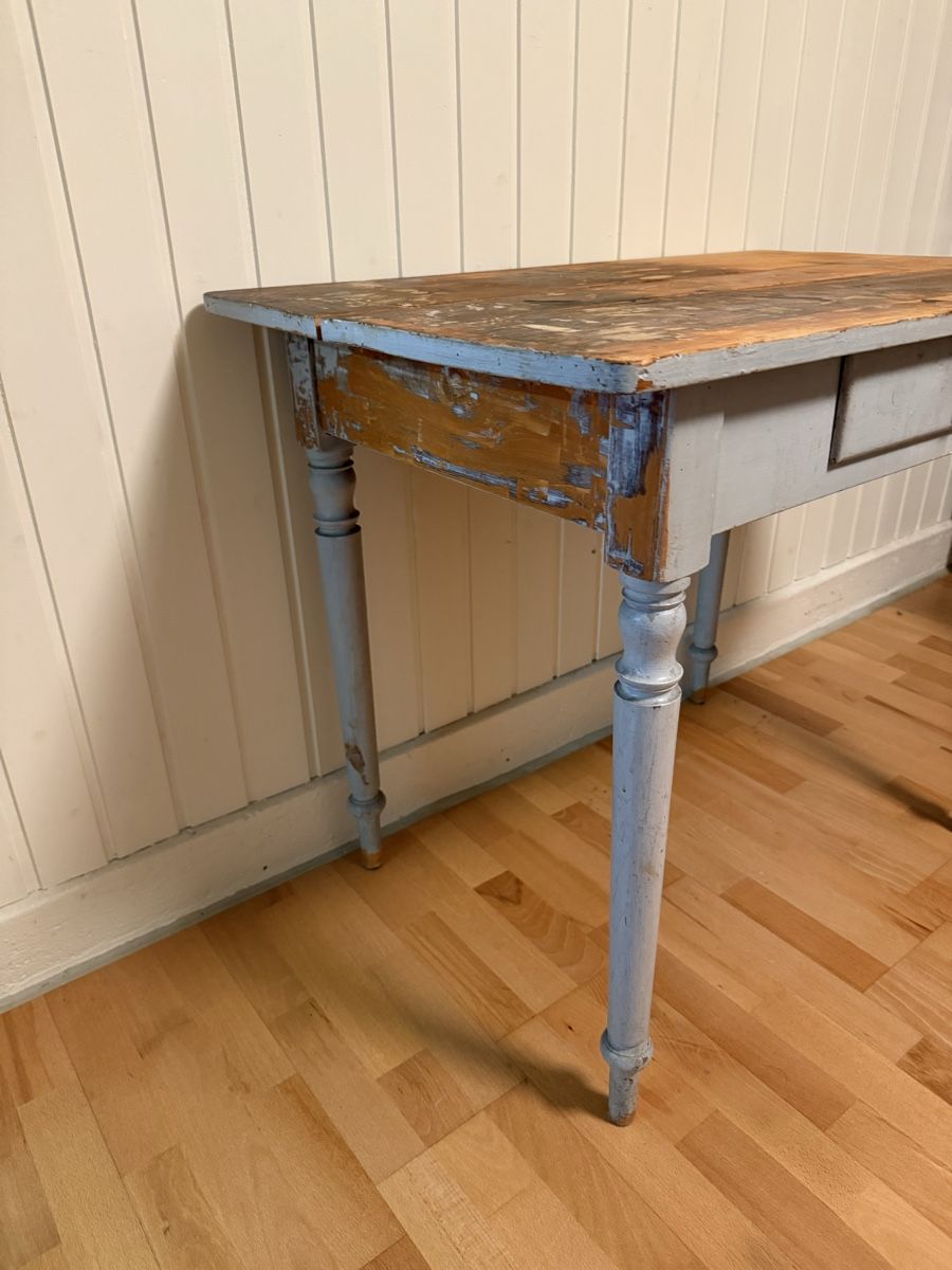 Scrivanie: Alter Holztisch mit Schublade, Restaurationsobjekt – Usato da Bern venduto da Moowee 3