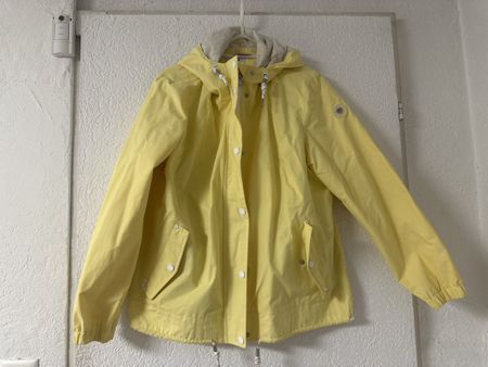C&A Regenjacke, Gr. 46, gelb - perfekt für den Frühling!
