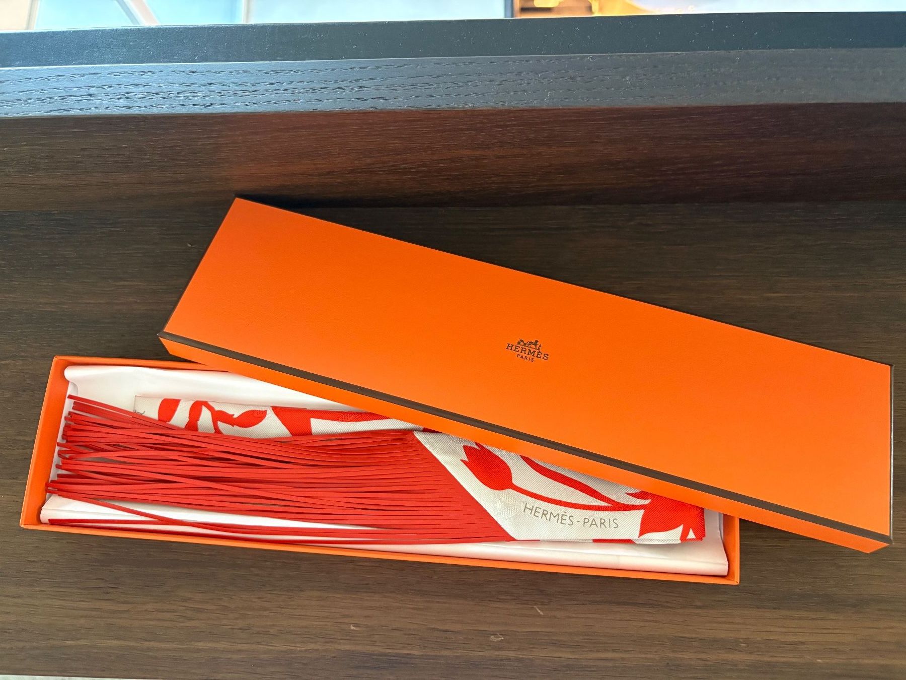 Hermès Foulard & Sciarpe: Hermès Twilly mit Lederfransen – Nuovo e nell'imballaggio originale da Zürich venduto da eni.te