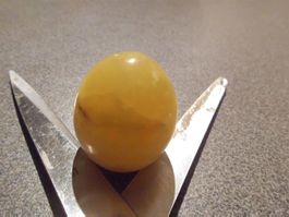 Ei aus Stein graun/weisse Töne, Muster braun/orange