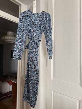 Robe Sandro imprimé floral bleu et noir état neuf