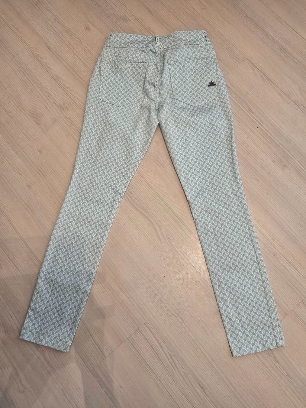Pantaloni: Hose – Usato da Gutenswil venduto da evita.64