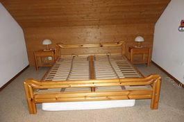 Doppelbett mit verstellbarem Lattenrost und 2 Nachttische