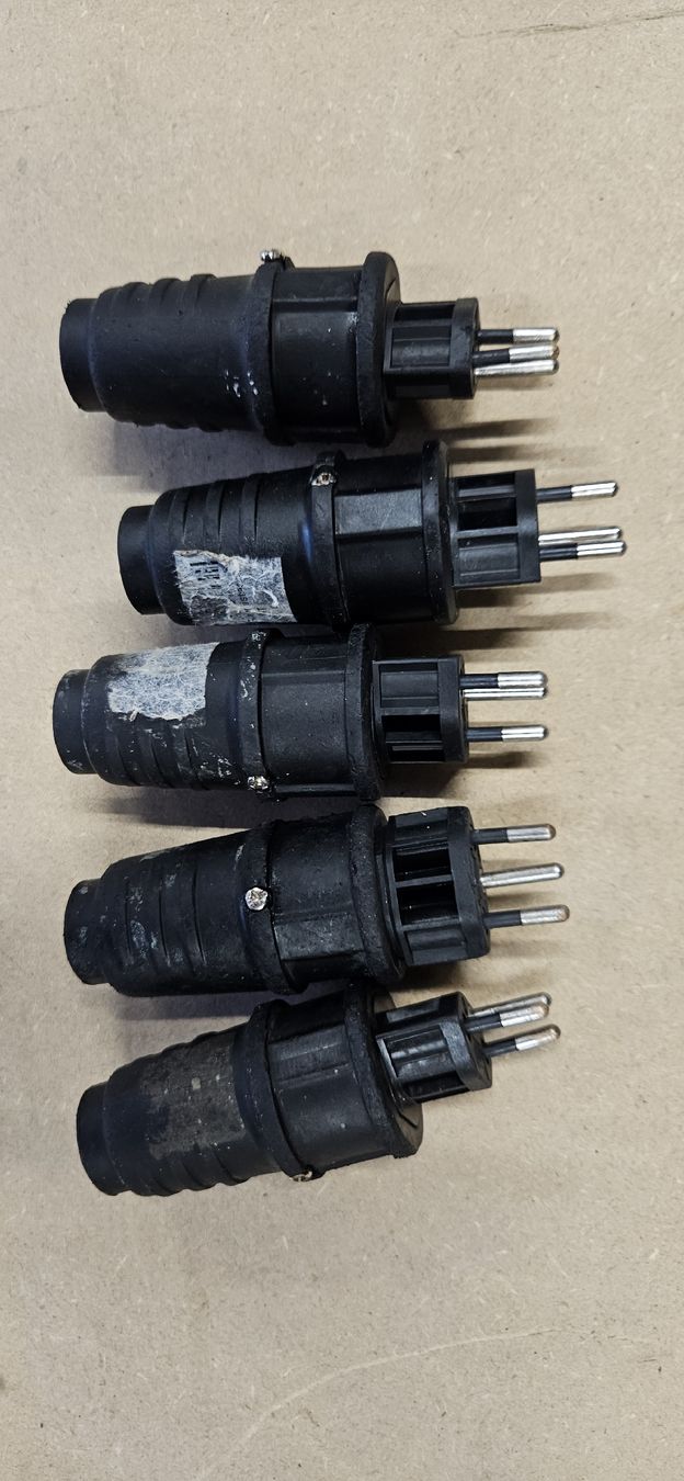 GIFAS Spine: 5x Stecker 3-polig 250V IP44  – Usato da Baar venduto da Vel...Baar45