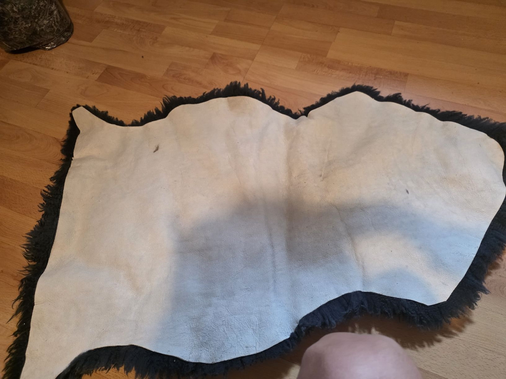 Tutte le decorazioni: Dunkelblauer Schaffellimitat, super Zustand! – Usato da Winterthur venduto da Genni 1