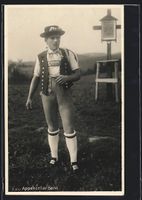 Schweizer Bauer in Appenzeller Tracht vo