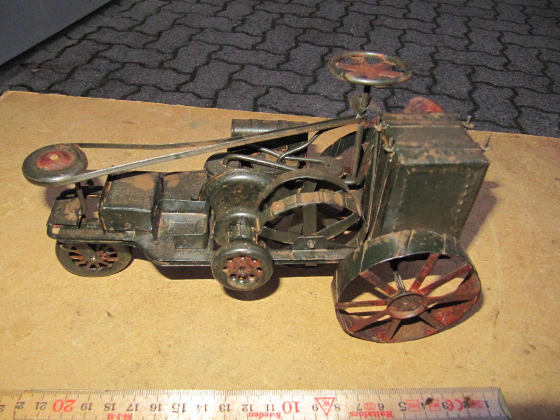 Modellini d'auto: altes Modellauto aus Blech mit Gravur – Usato da Basel venduto da stefan4057 1