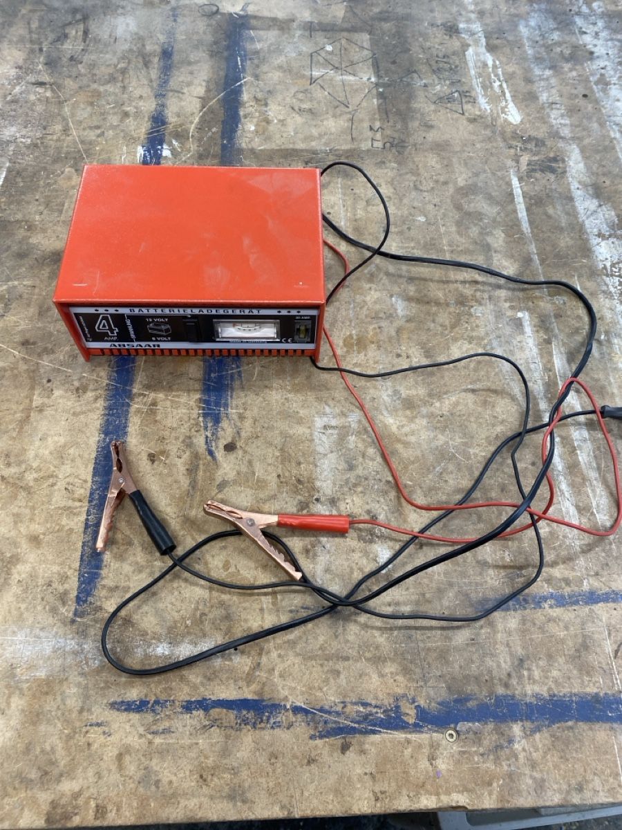 Caricabatterie: Chargeur de batterie Absaar BBL 1286, 12V/6V, impeccable – Usato da Lausanne venduto da Bazaille