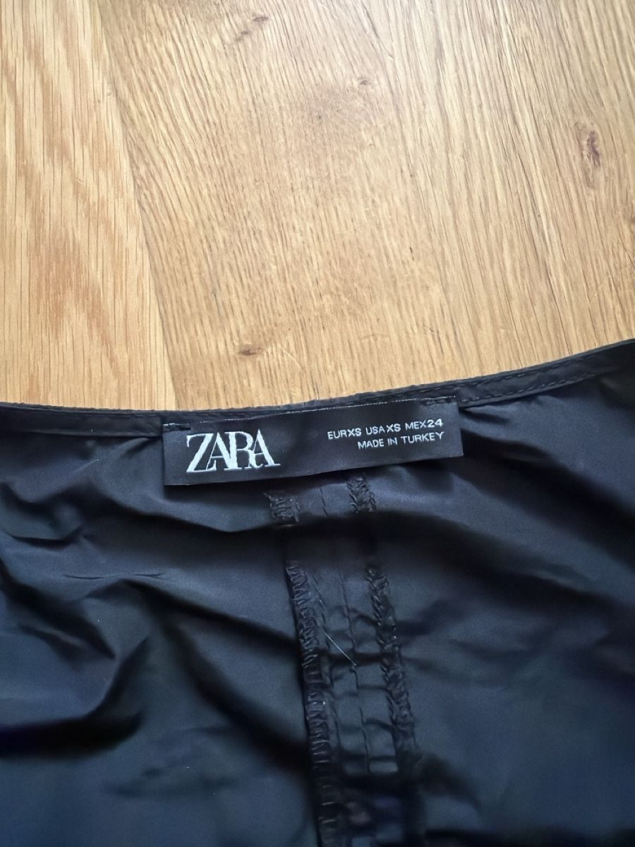 Zara Top: Haut noir ZARA  – Usato da Le Locle venduto da Mayd_h 2