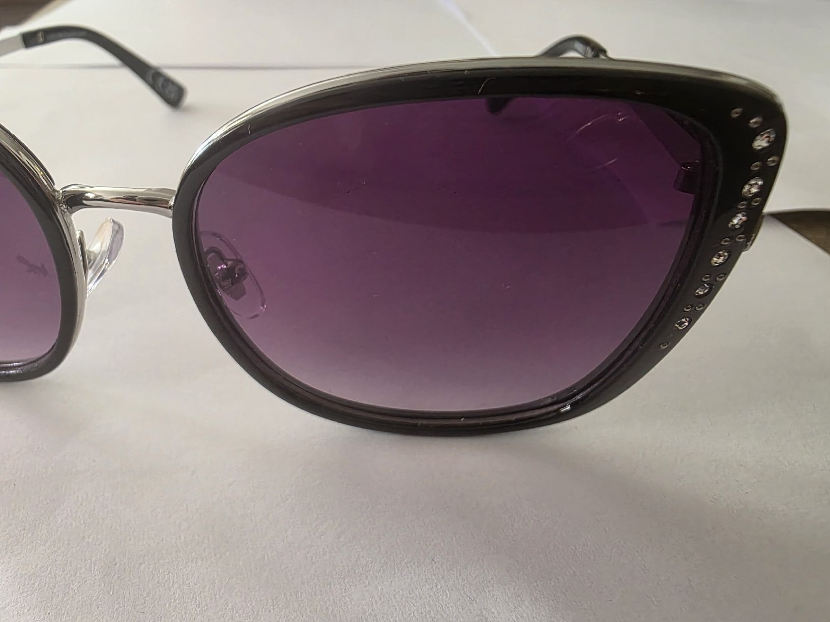 Occhiali & Lenti: Elegante Sonnenbrille mit Strass-Details – Usato da Horw venduto da Zedy01 5