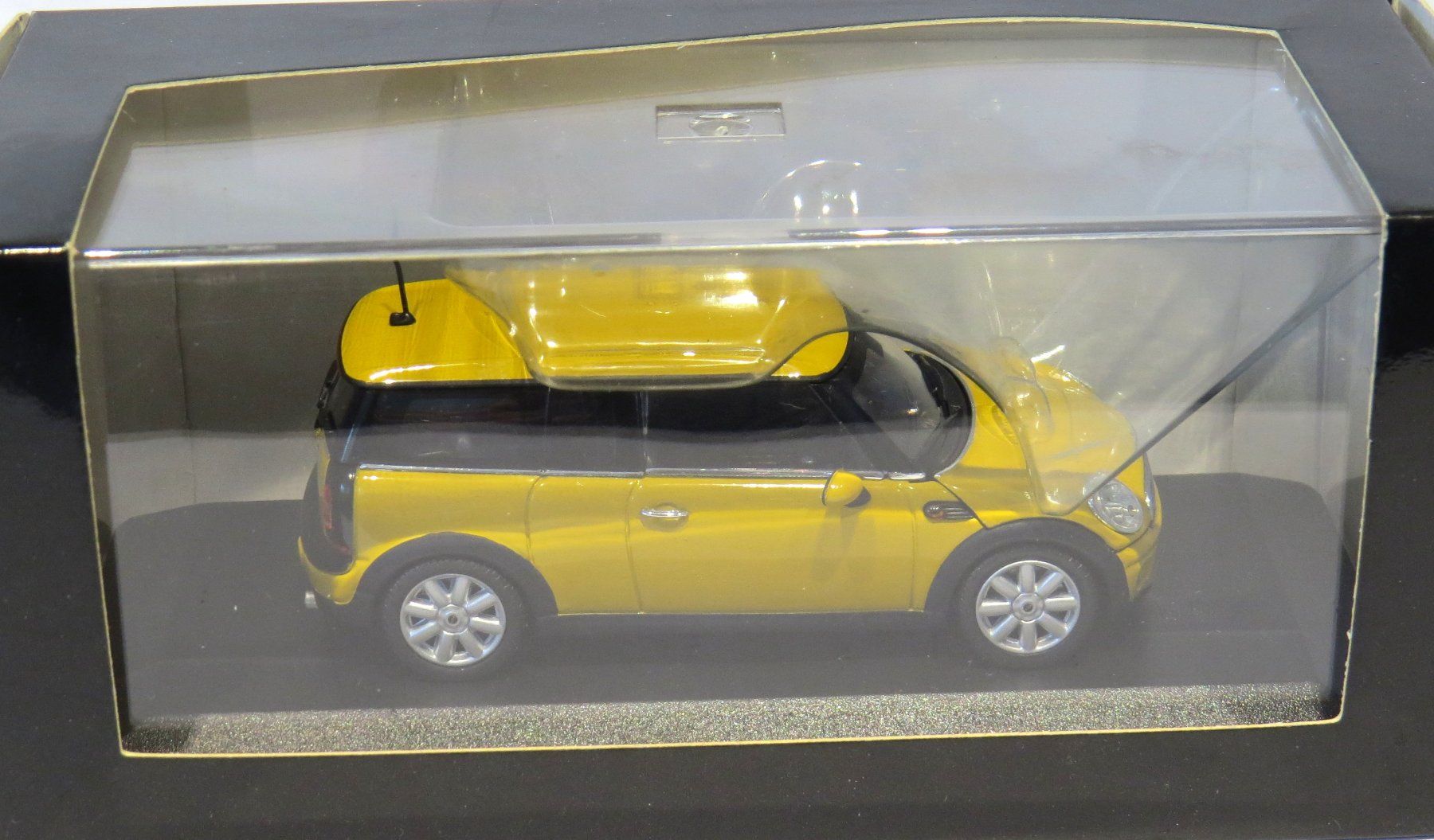 Minichamps Modellautos: 1:43 Mini Clubman gelb – Neu und originalverpackt aus Ettingen von Burago 2