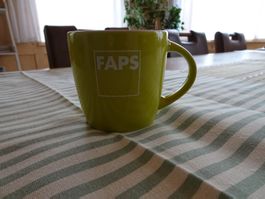 Grün-weisse Tasse FAPS ca 3 dl. - 240613