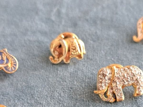 Placchette & Badge: Pins 9x Eléphants doré – Usato da Romanel-s-Lausanne venduto da Jedermann01 4