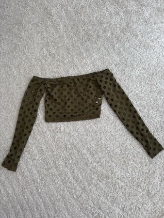 Olive Grünes Crop Top mit Löchern, schulterfrei, Gr. XS