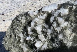 Mineral Heulandit Epistilbit auf Quarzrasen. Scharfkantig.