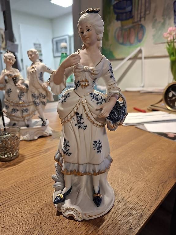 Statuette: Porzellan Statue Dame – Usato da Jona venduto da Saentisjerry