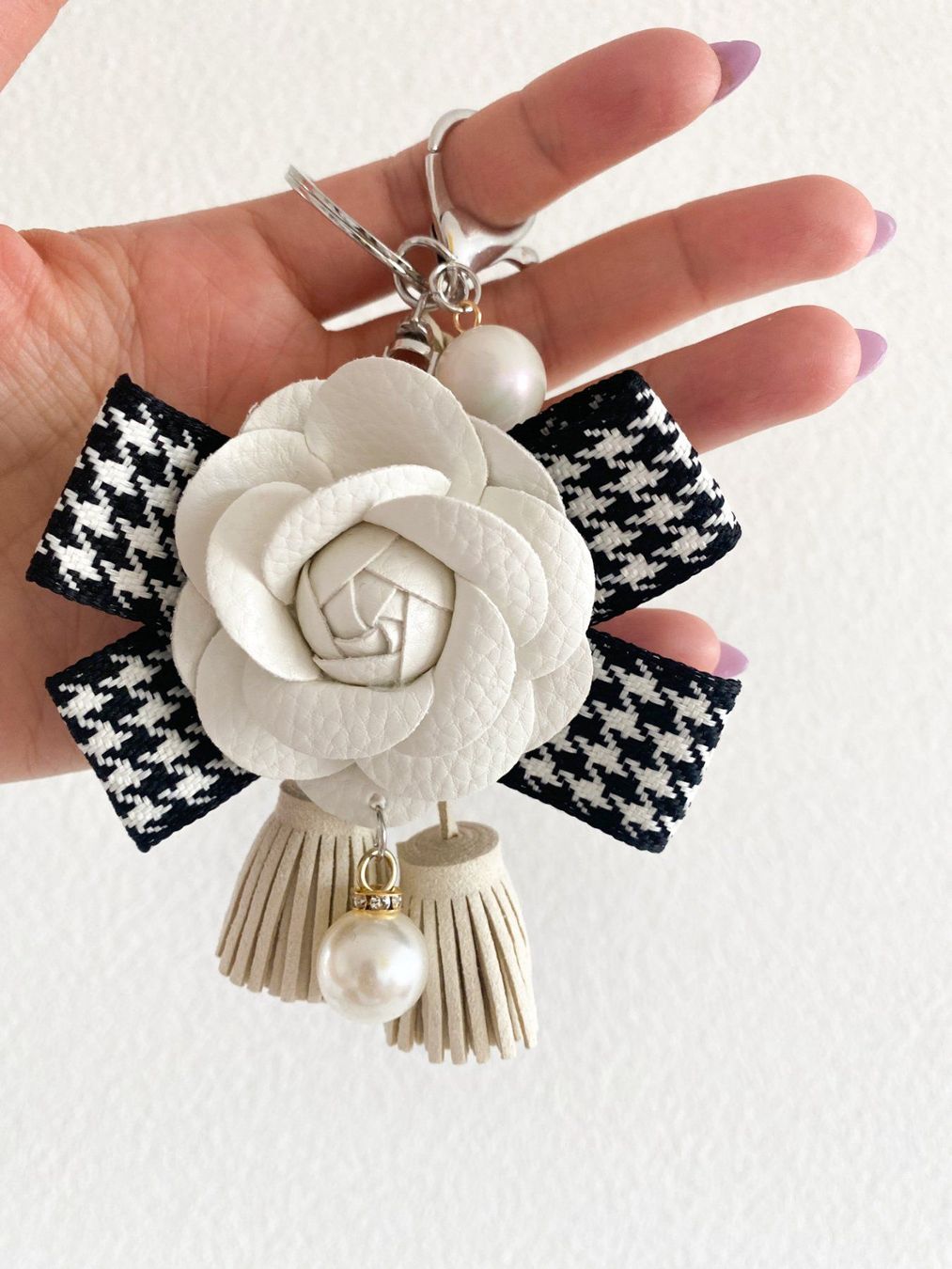 Borse da donna: Kamelie Taschenanhänger weiß – Nuovo e nell'imballaggio originale da Kriens venduto da hannaandkiko 3