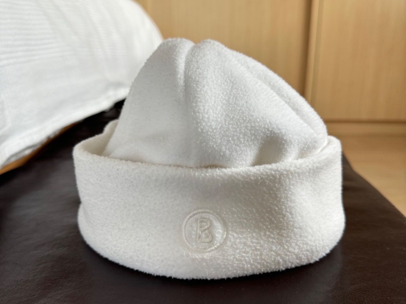 Bogner Copricapi, berretti & cappellini: Vintage Bogner Mütze Weiss – Usato da Trélex venduto da stripedthrift 1